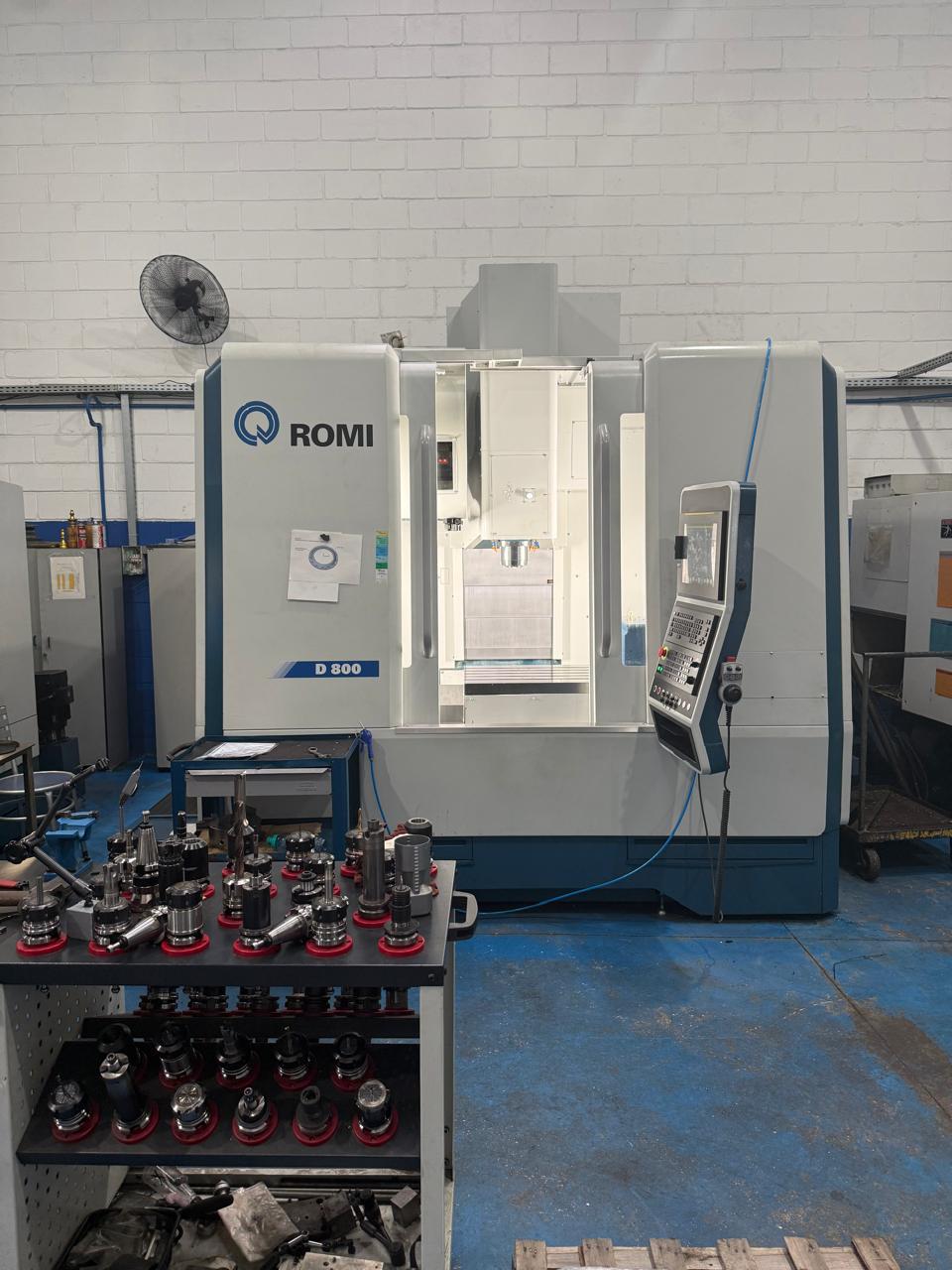 Centro de Usinagem ROMI D800 em Operação - LSD Usinagem